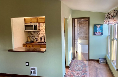 Moriarty Apartment | Cozy Efficiency Apartment with Kitchenette & Laundry Access