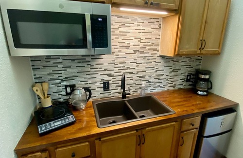 Moriarty Apartment | Cozy Efficiency Apartment with Kitchenette & Laundry Access