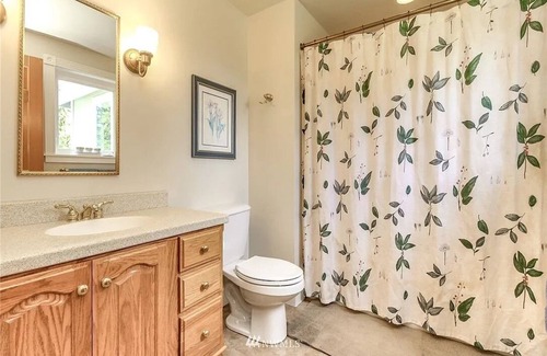 Enumclaw House | Elegant Home with Pet & Child-Friendly Amenities