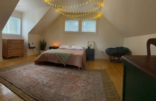 Enumclaw House | Elegant Home with Pet & Child-Friendly Amenities