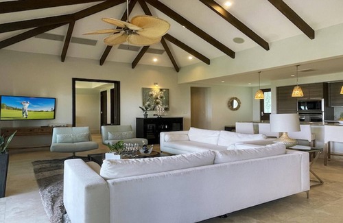 Herreras Apartment | Villa Seabreeze: Oceanfront Four Bedroom Apartment for Families