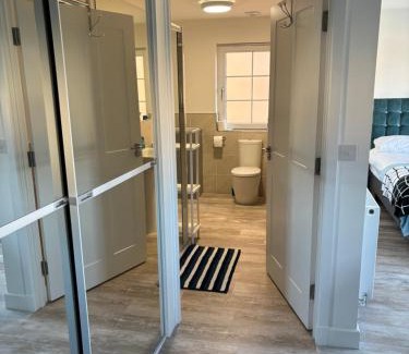 Liberton Bed & Breakfast | Spacious En Suite Bedroom for 1-4 Guests Near Attractions