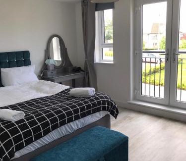 Liberton Bed & Breakfast | Spacious En Suite Bedroom for 1-4 Guests Near Attractions