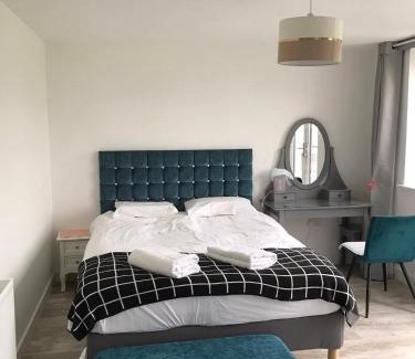Liberton Bed & Breakfast | Spacious En Suite Bedroom for 1-4 Guests Near Attractions