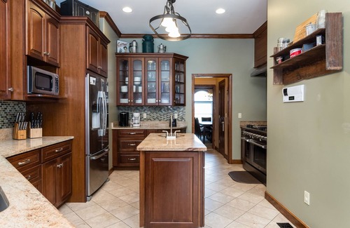 Berlin House | Spacious Estate & Cottage with Private Pool and Game Room