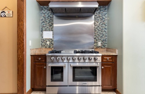 Berlin House | Spacious Estate & Cottage with Private Pool and Game Room
