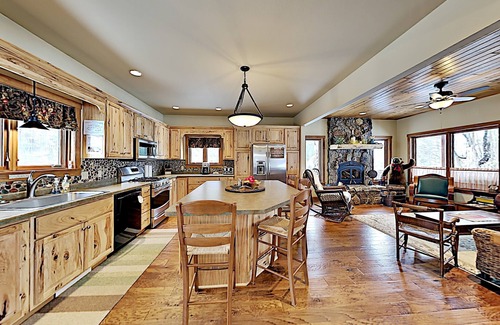New Auburn Cabin | Guest Rated 9.8: Executive Lake Home in Northern Wisconsin