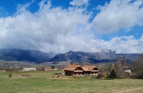 Poligny Ski Chalet | Family-Friendly Chalet with Mountain Views and Great Amenities