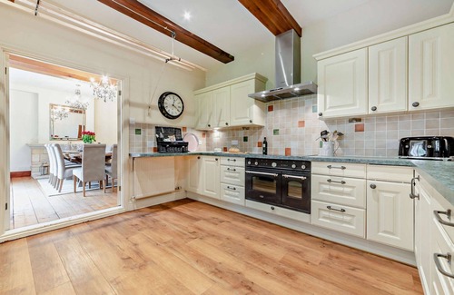 Sedgeberrow Cottage | Family-Friendly Manor House with Hot Tub - Sleeps 10