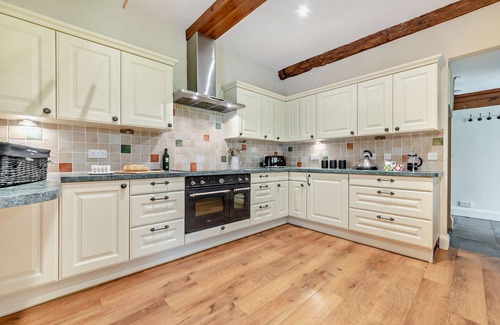 Sedgeberrow Cottage | Family-Friendly Manor House with Hot Tub - Sleeps 10