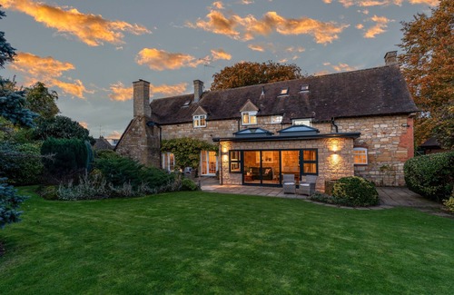 Sedgeberrow Cottage | Family-Friendly Manor House with Hot Tub - Sleeps 10
