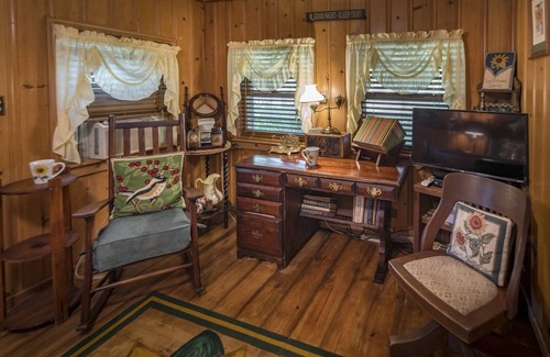 Glen Rose House | Family Retreat Near Dinosaur Tracks with Pool & Breakfast