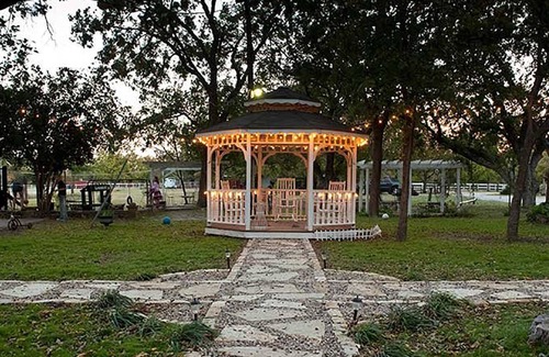 Glen Rose House | Family Retreat Near Dinosaur Tracks with Pool & Breakfast