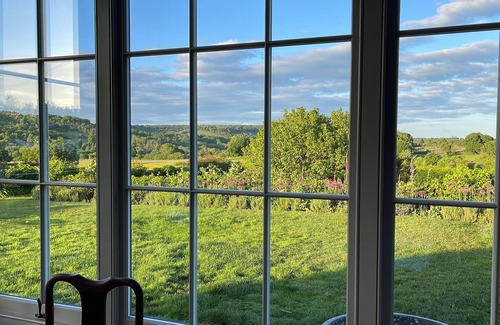 Shere House | Family Retreat with Pool and Scenic Views - 10/10 Rated