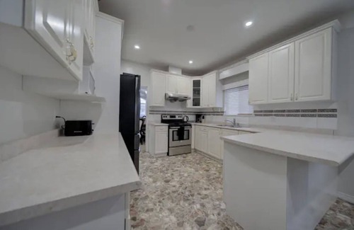 Surrey Newton House | Large family home sleeps upto 18 people