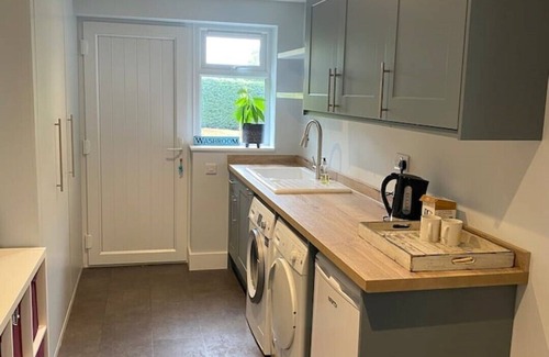 Farnham Apartment | Family Retreat with Heated Pool, Yoga Studio & Private Garden