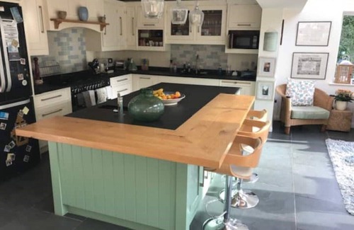 Farnham Apartment | Family Retreat with Heated Pool, Yoga Studio & Private Garden