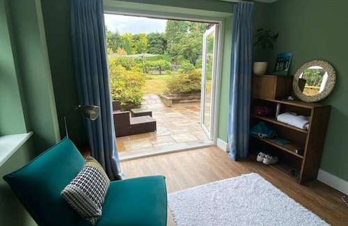 Farnham Apartment | Family Retreat with Heated Pool, Yoga Studio & Private Garden