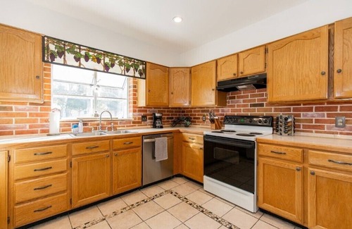 Sheridan House | Family Home Near Lakes & Historical Sites - Guest Rated 10/10