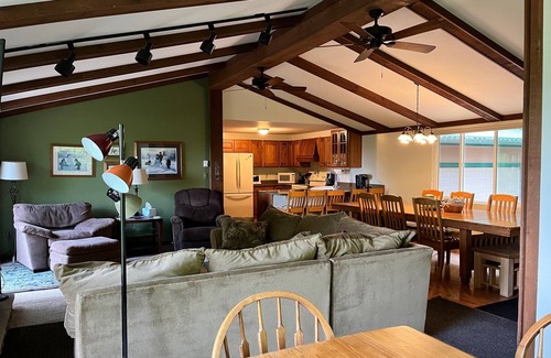Bellaire House | Pet-Friendly Retreat on Schuss Mountain with Pool & Breakfast