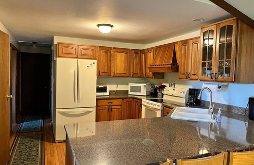 Bellaire House | Pet-Friendly Retreat on Schuss Mountain with Pool & Breakfast