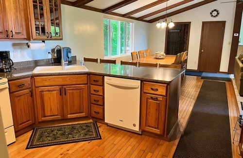 Bellaire House | Pet-Friendly Retreat on Schuss Mountain with Pool & Breakfast