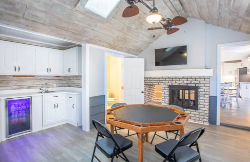 Zionsville Other | Spacious Farmhouse with Hot Tub - Perfect for Family Retreats