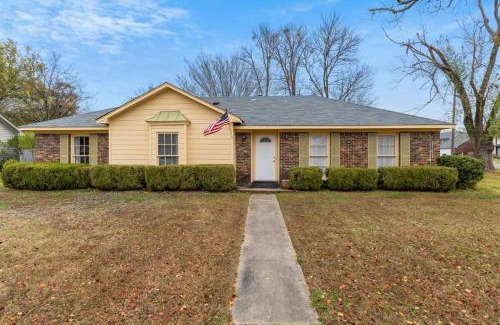 Montgomery House | Pet-Friendly Retreat with Yard Near Midtown - Shamrock Stay