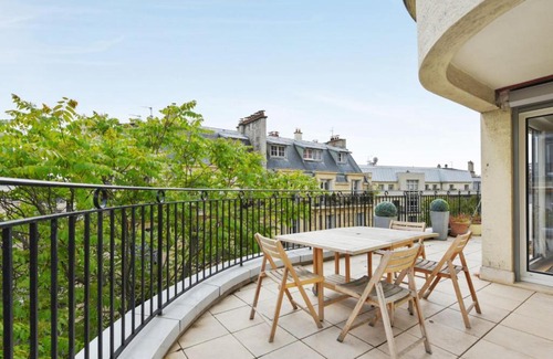 Passy Apartment | Comfortable Flat for 4 with Eiffel Tower Views and Terrace
