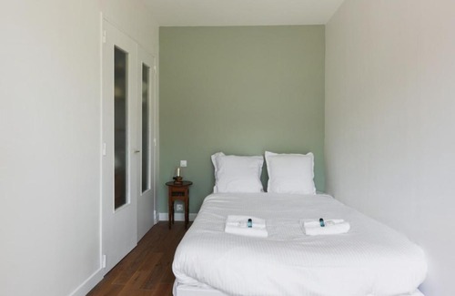 Passy Apartment | Comfortable Flat for 4 with Eiffel Tower Views and Terrace