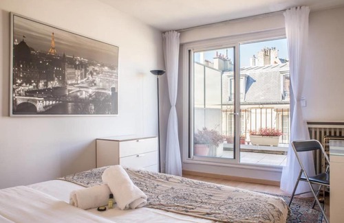 Passy Apartment | Comfortable Flat for 4 with Eiffel Tower Views and Terrace
