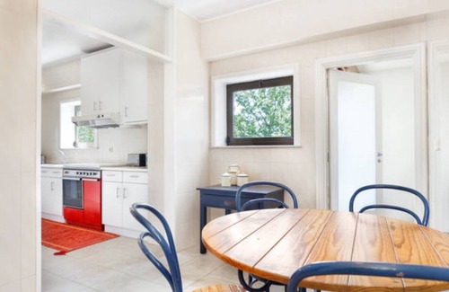 Aldoar Apartment | Ocean View Flat with Pool & Parking - Flowerstreet54