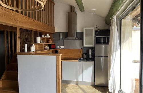 Entraigues-sur-la-Sorgue Apartment | Cozy Hotel Retreat with Double Whirlpool & Lake Views
