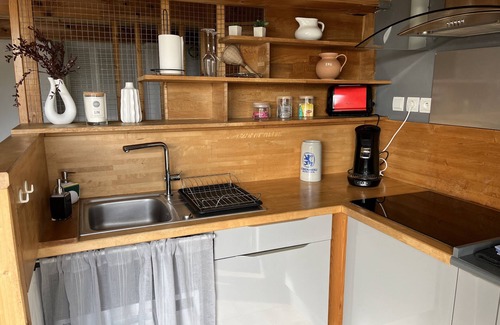 Entraigues-sur-la-Sorgue Apartment | Cozy Hotel Retreat with Double Whirlpool & Lake Views