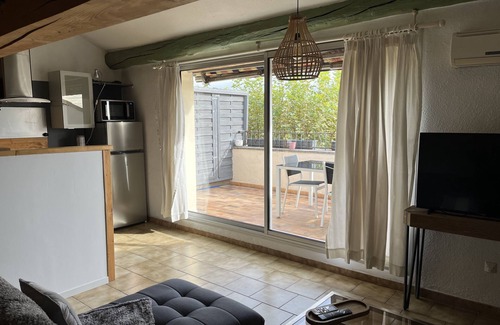Entraigues-sur-la-Sorgue Apartment | Cozy Hotel Retreat with Double Whirlpool & Lake Views