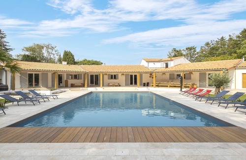 Saint-Georges-des-Coteaux Villa | Inviting Villa with Pool in Charente-Maritime for Families
