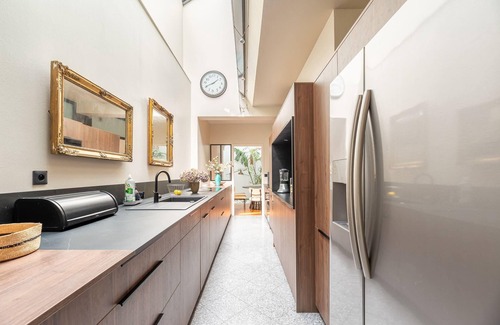 Monselet House | Renovated 250m² House with Family Amenities and Breakfast