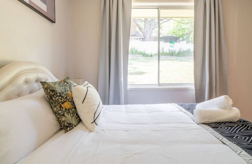 Lindfield House | Large Garden*Workspace*Free Parking*Peaceful 4 Bedroom House
