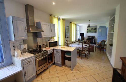 Le Tech Other | Serene Gîte by the River with Private Terrace & Pool