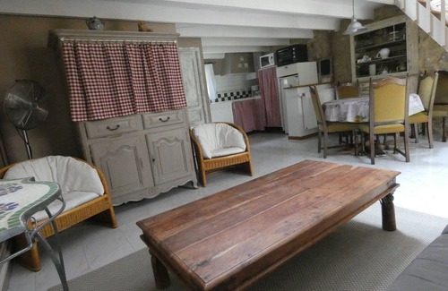 L'Isle-sur-la-Sorgue Cottage | Inviting Gîte with Private Garden & Pool, Rated 10/10