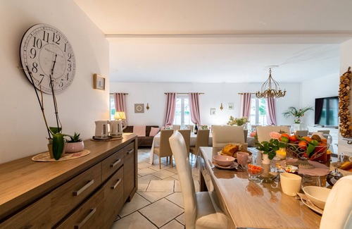 Brazey-en-Plaine Villa | Spacious Gite for 15-20 Guests with Indoor Pool & Spa