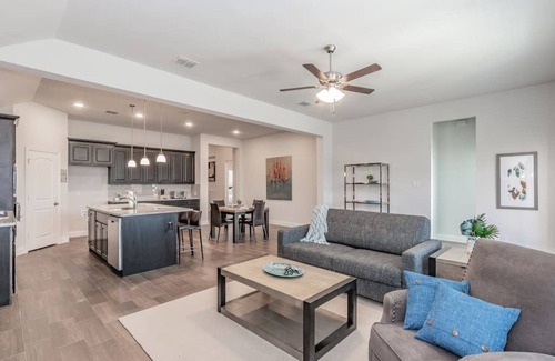 Garland House | Inviting 4BR Family Retreat with Kitchen & Child-Friendly Amenities