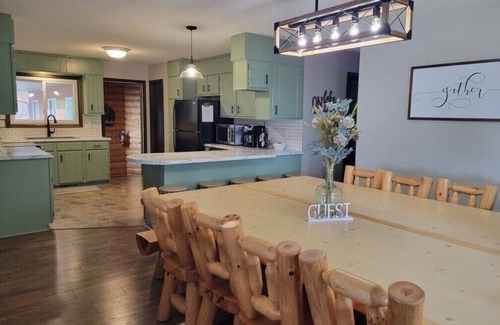 New London House | Ideal Lake Home for Large Groups – Relax Year Round