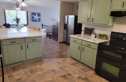 New London House | Ideal Lake Home for Large Groups – Relax Year Round