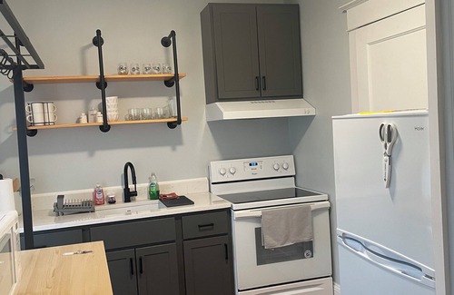 Christiansburg Apartment | Large, Historic 2 bedroom apartment close to downtown Cburg and VT.