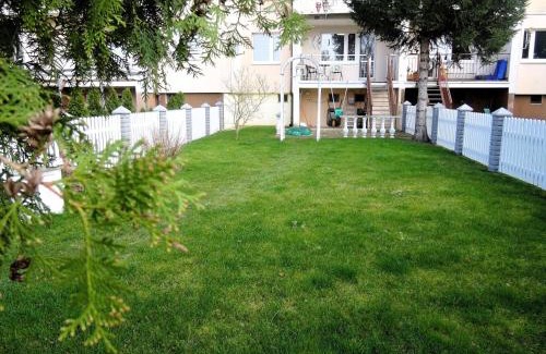 Stepnica Apartment | Spacious Holiday Apartment with Garden in Stepnica