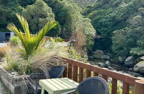 Kaikoura District House | Beachfront Holiday Home: Pet Friendly & Guest Rated 10/10