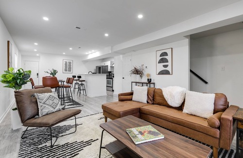 Richmond House | Ideal Family Getaway: 2 Blocks from Lake with Outdoor Dining