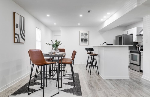 Richmond House | Ideal Family Getaway: 2 Blocks from Lake with Outdoor Dining
