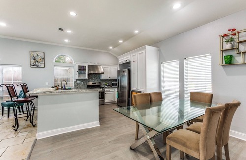 Garland House | Large Home 3Beds + 1 Studio with 2.5 Bath, New Renovation Nicely One Story Home